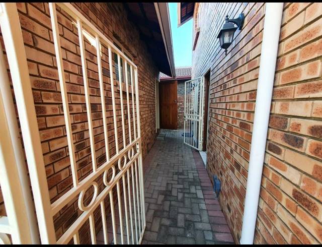 3 BEDROOM TOWNHOUSE FOR SALE IN MAGALIESKRUIN